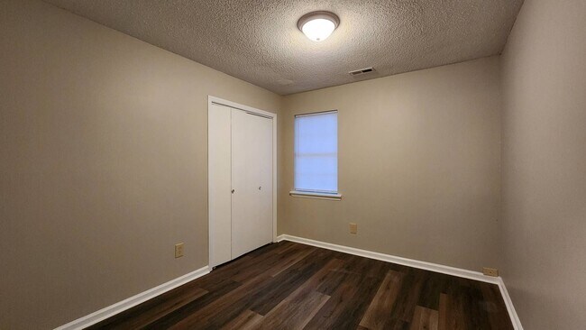 Building Photo - 208 S Ginger Dr