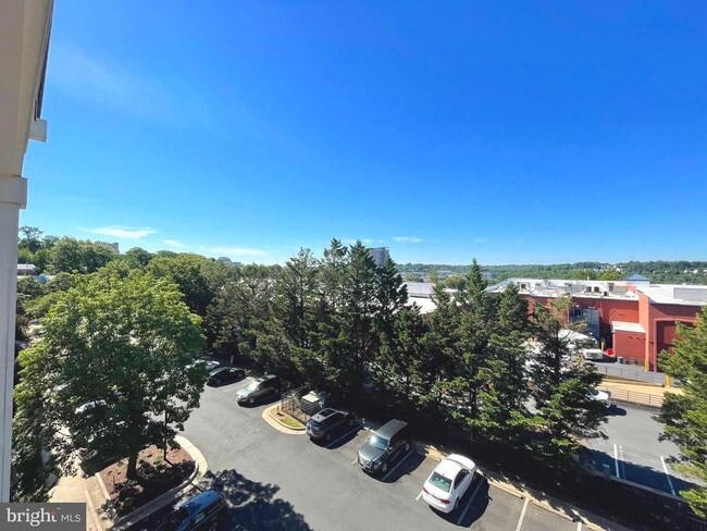 Building Photo - 1100 Quaker Hill Dr