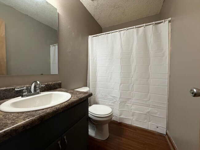 Building Photo - 2 story townhome on Hilaman golf course!