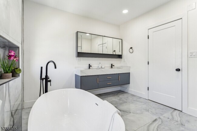 Building Photo - 648 E Broad St