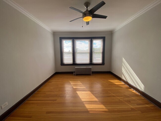 Building Photo - 5542 W Leland Ave