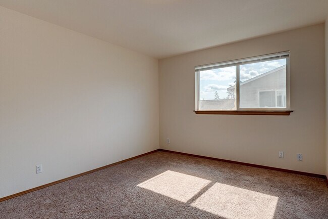 Building Photo - 1245-1431 NW Falls Creek Lp