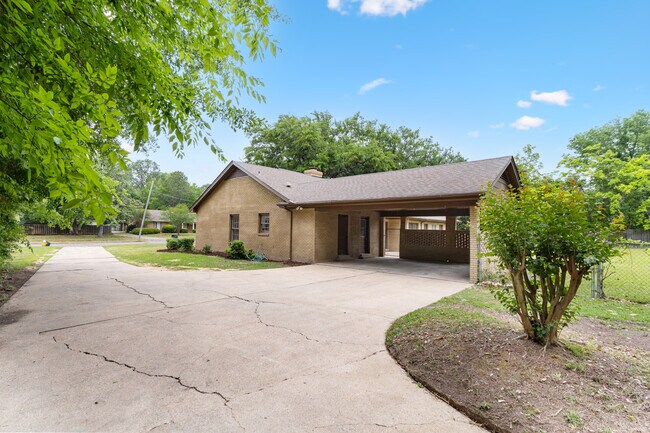 Building Photo - 2451 Belcher Dr