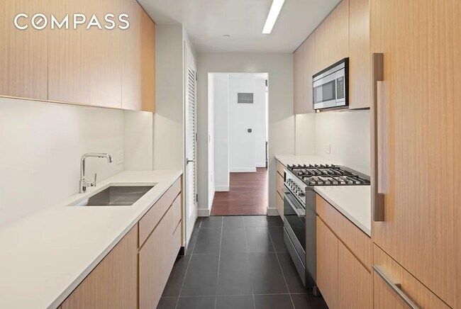 Building Photo - 200 W 67th St