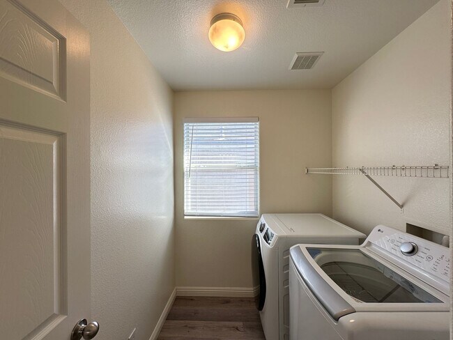 Building Photo - DECATUR & BLUE DIAMOND