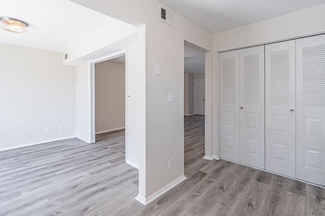 Building Photo - Renovated 2 bedroom Condo in gated Roswell...