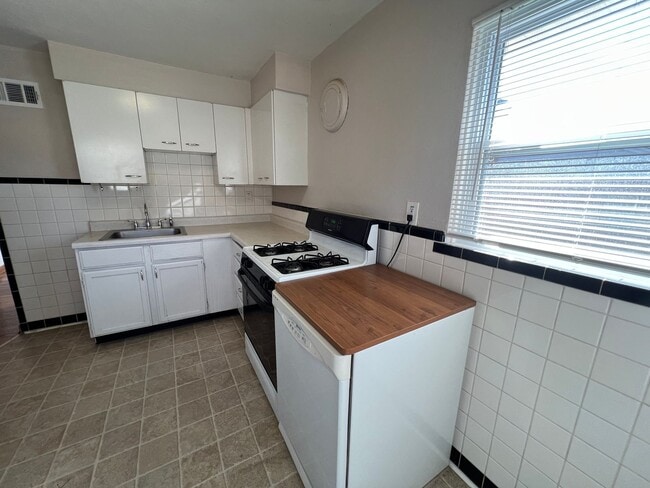 Building Photo - Adorable 2 Bedroom Brick Bungalow in Richmond Heights!