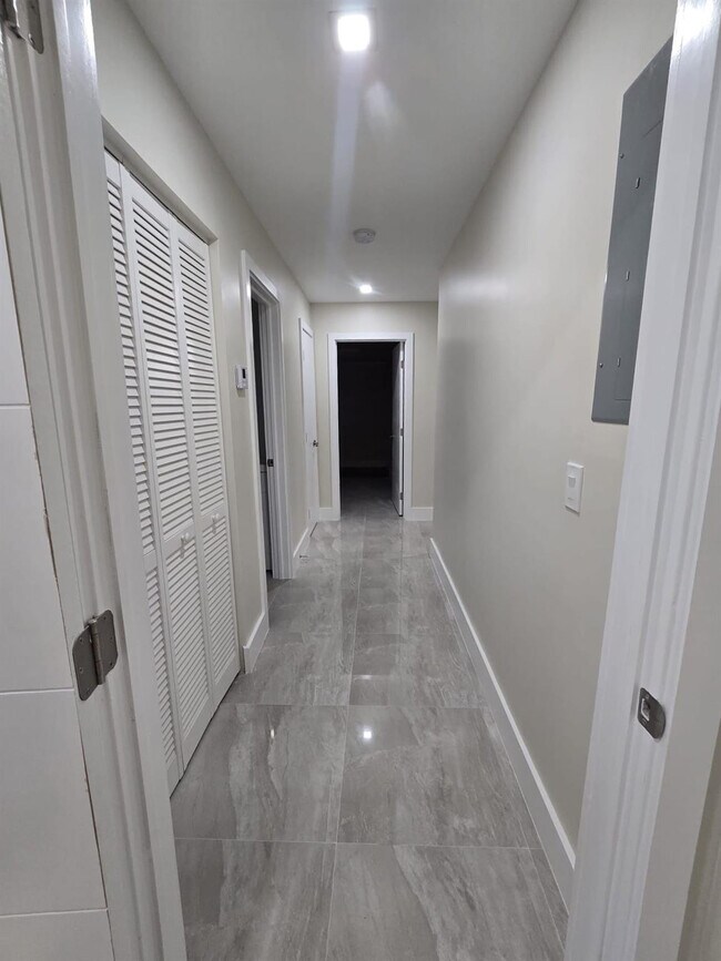 Building Photo - 2207 Taft St