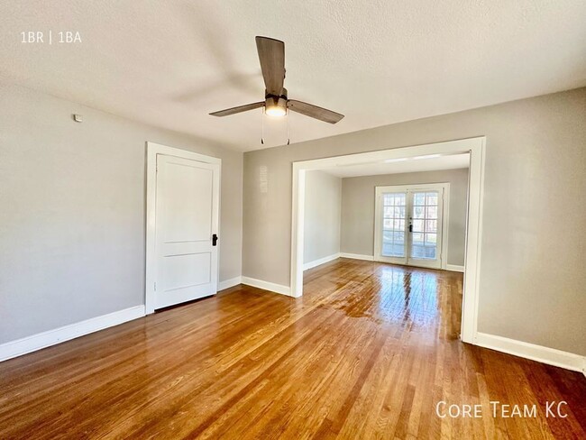 Building Photo - Newly Renovated 1 Bed in South Plaza!