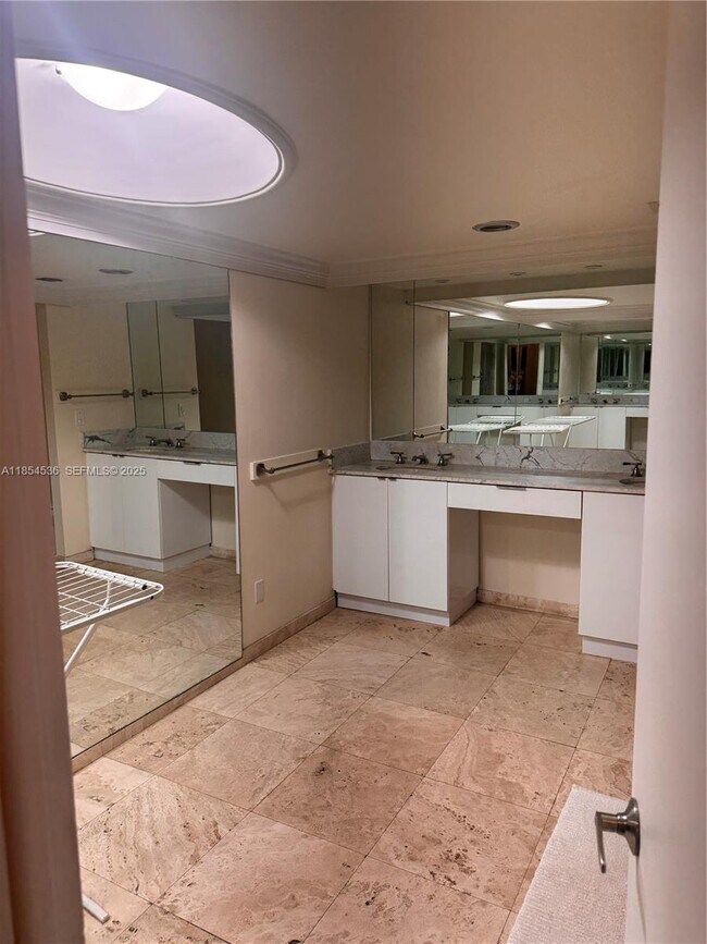 Building Photo - 1121 Crandon Blvd