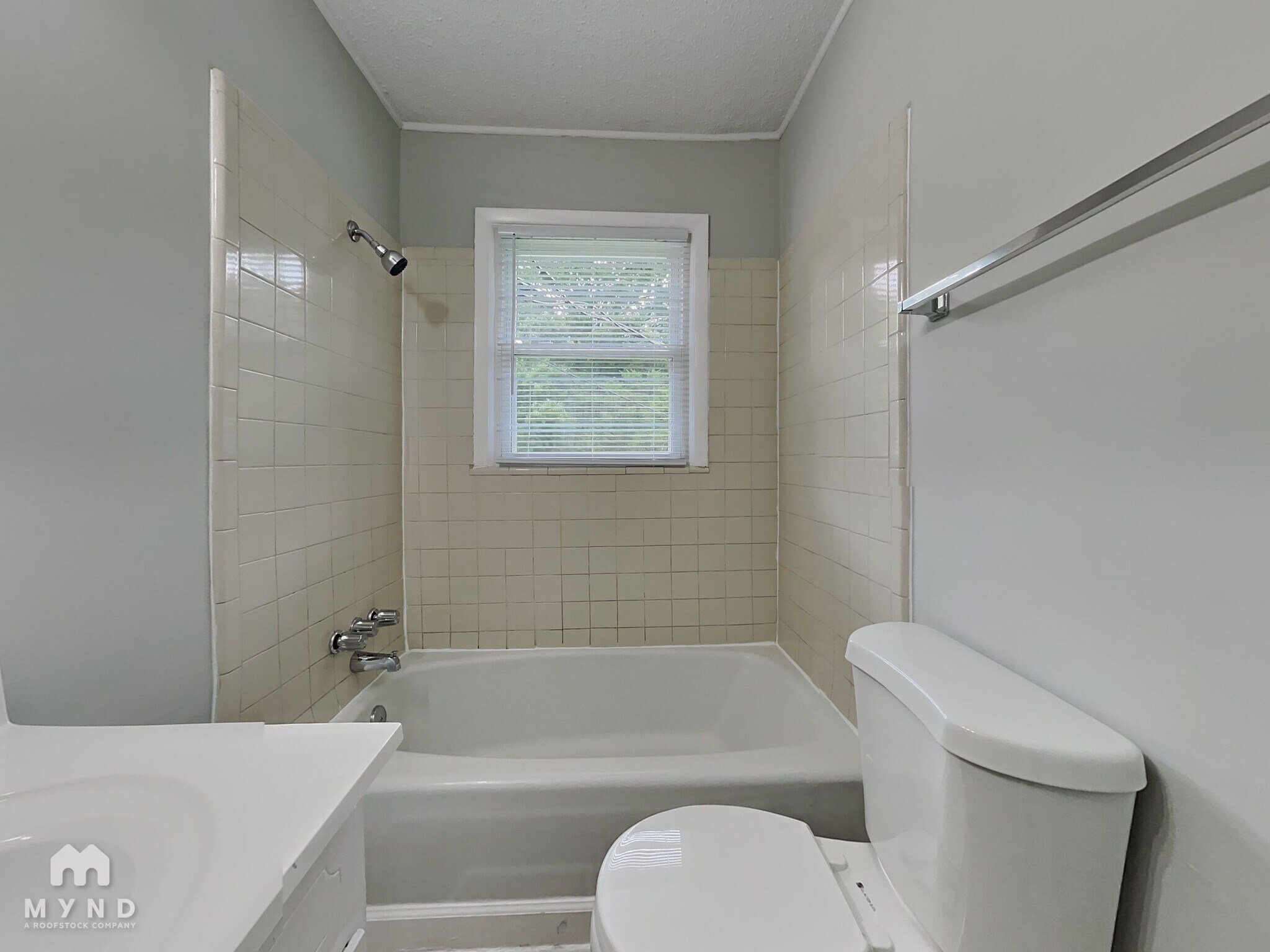 Building Photo - 621 E Centerview St