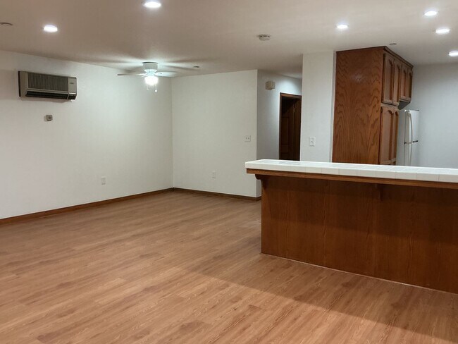 Building Photo - Los Caballeros #325