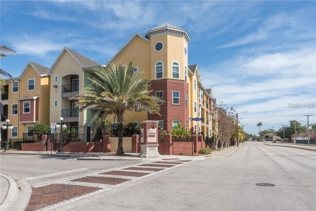 Building Photo - 1910 E Palm Ave