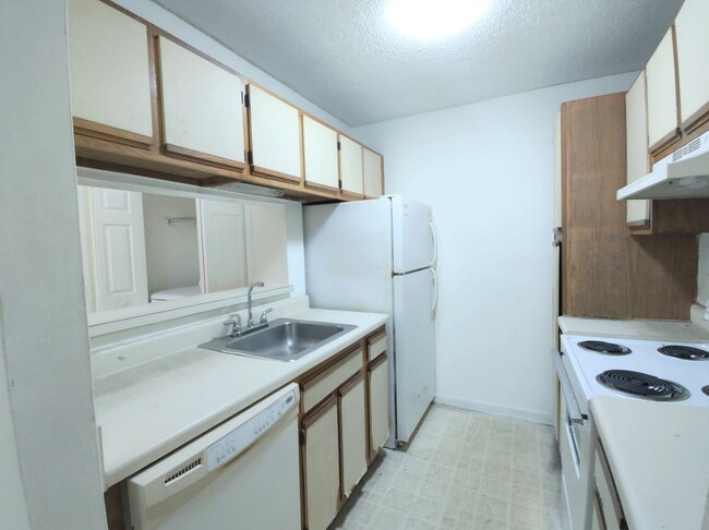 Building Photo - Spacious 1 bedroom 1 bath unit