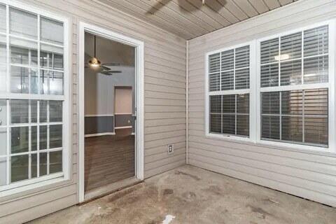Building Photo - 305 Hazelnut Dr