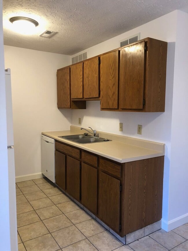 Building Photo - 3 Bedroom 2 Bath Townhome Available Now!