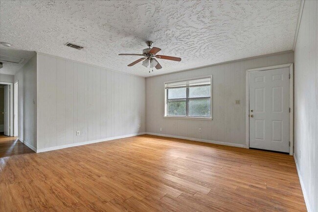 Building Photo - 906 N LBJ Dr
