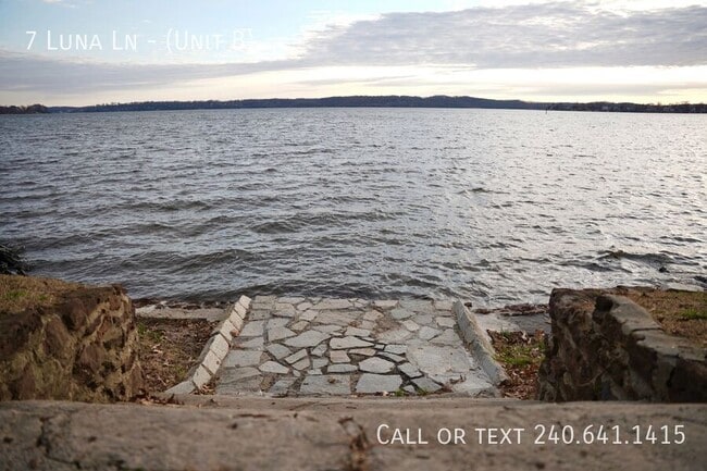 Building Photo - 7 Luna Ln