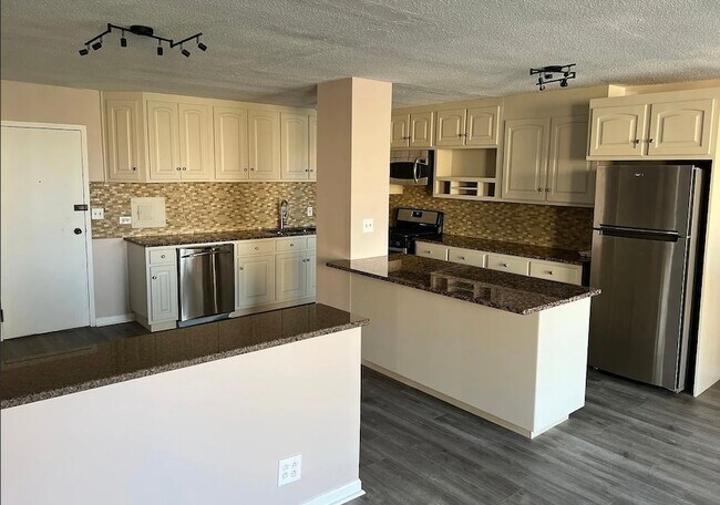 Building Photo - 2211 S Stewart Ave