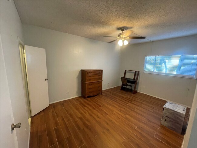 Building Photo - 7135 N Holiday Dr