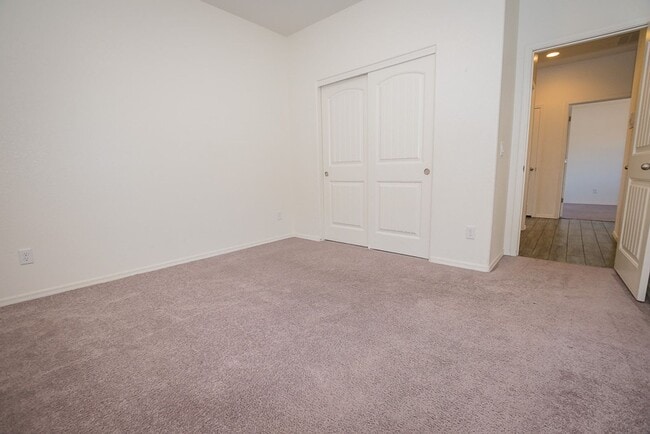 Building Photo - Great Open Floor Plan 3 Bedroom, 2 Bath, Central A/C in Holiday Subdivision!