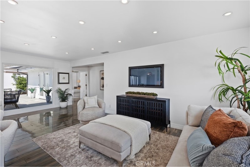 Building Photo - 496 E 16th St