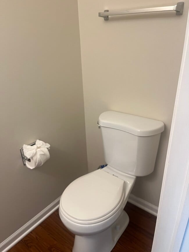 Building Photo - 1219 N Village Dr