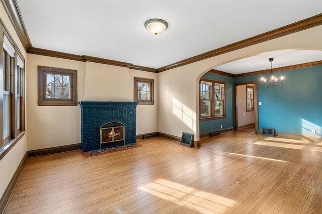 Building Photo - 2300 NE McKinley St