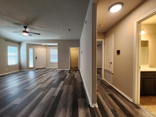 Building Photo - 4633 Stonehaven Dr