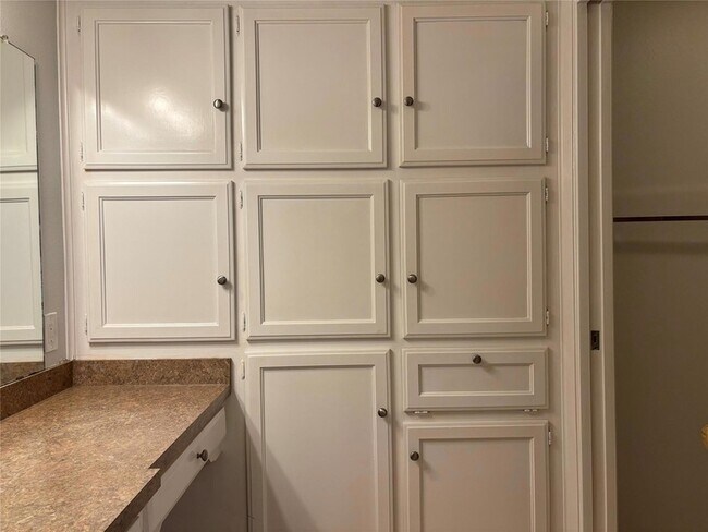 Building Photo - 8111 Baywood Dr