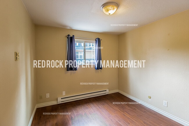 Building Photo - 215 S Chestnut St