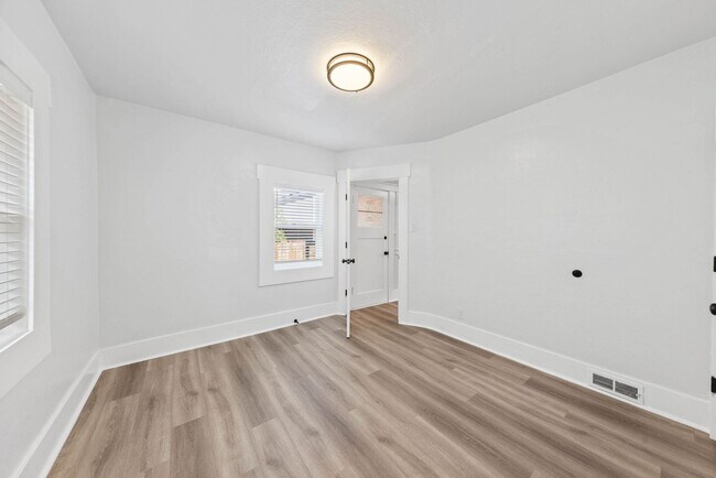 Building Photo - 3 Bed, 2 Bath, 1 Office/Guest - Fully Renovated Midtown Home