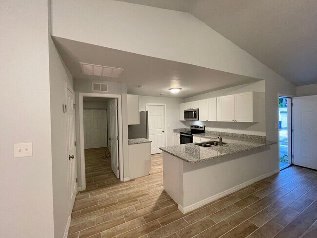 Building Photo - Beautiful Single Family Home! $2395/1085ft2-South Sarasota, 3-Bed/2-Bath, Fully Renovated: Annual...