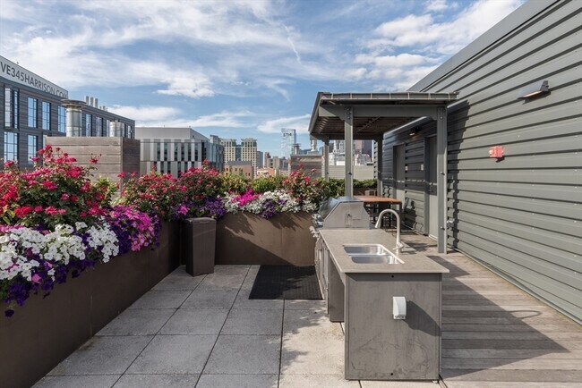 Building Photo - 32 Traveler St