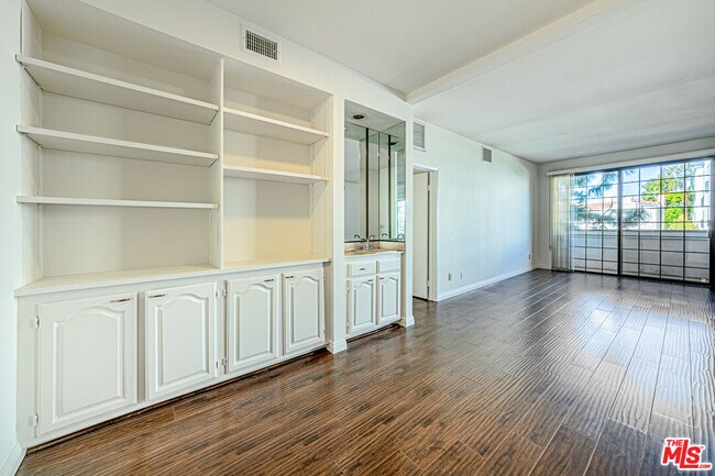 Building Photo - 860 S Lucerne Blvd