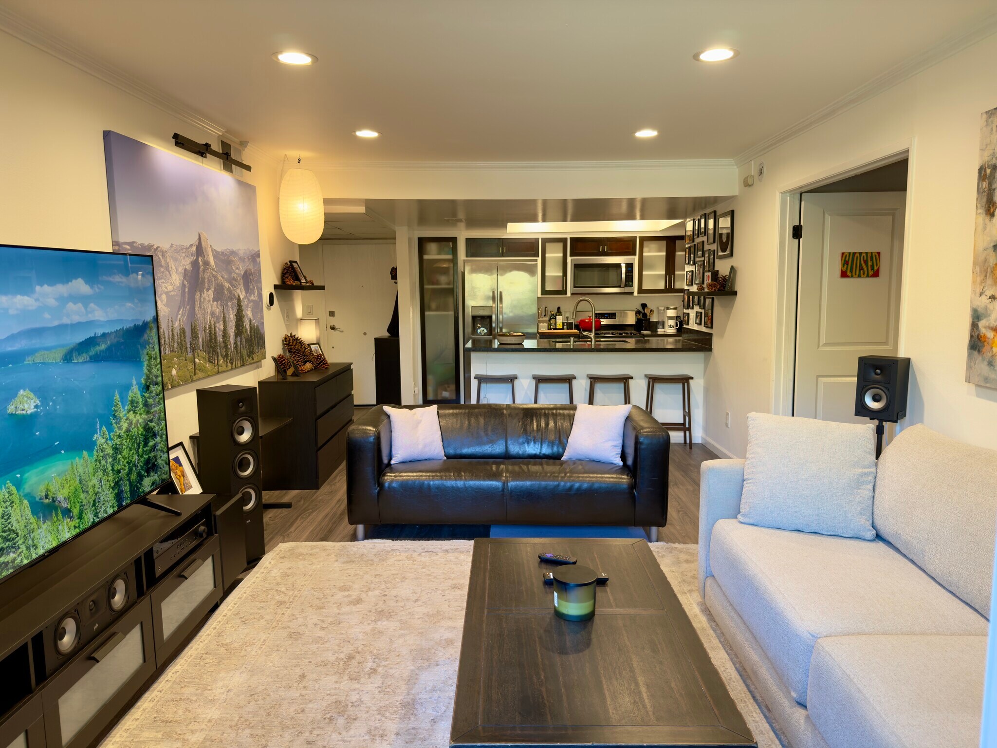 Living room - 2700 Cahuenga Blvd E