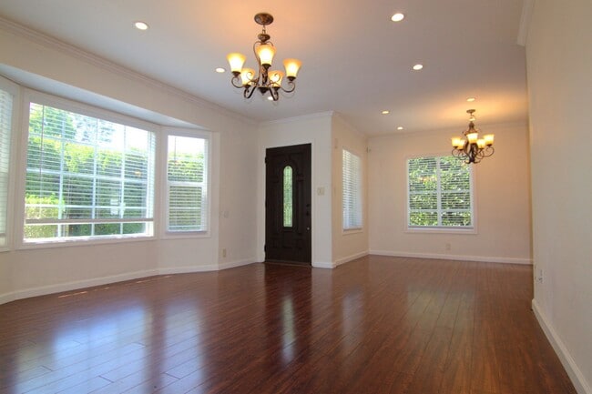 Building Photo - 6730 Balboa Blvd