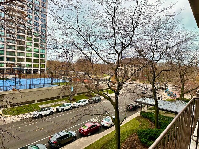 Building Photo - 1960 N Lincoln Park W