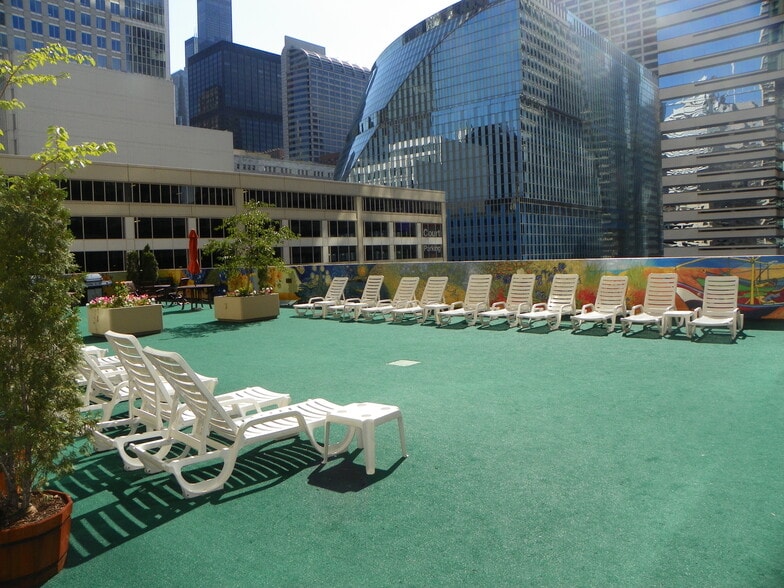 Sun deck - 200 N Dearborn St