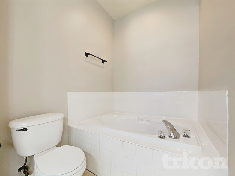 Building Photo - 1227 Gordon Oaks Dr