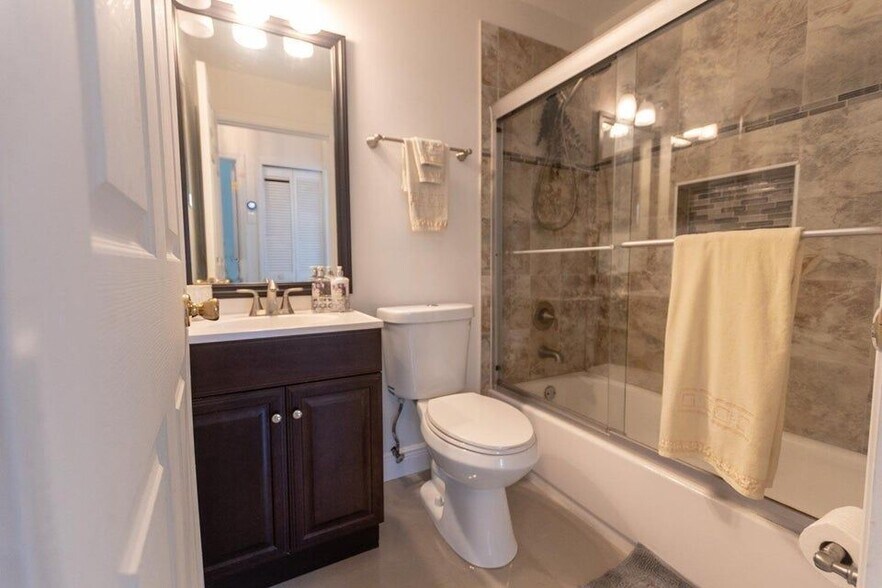 Building Photo - 608 Lake Wellington Dr