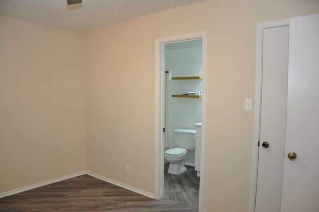 Building Photo - 3 Bedroom 2 Bath Duplex in Heart of Leander