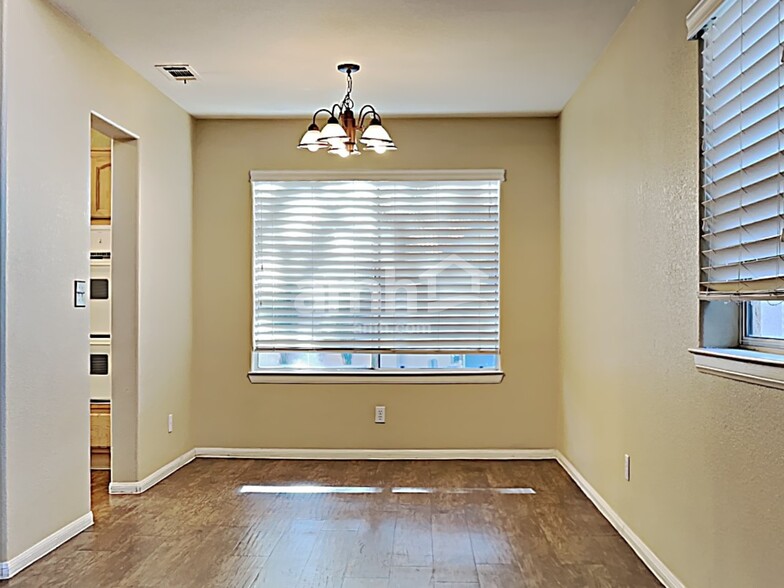 Building Photo - 1824 Glenwillow Dr
