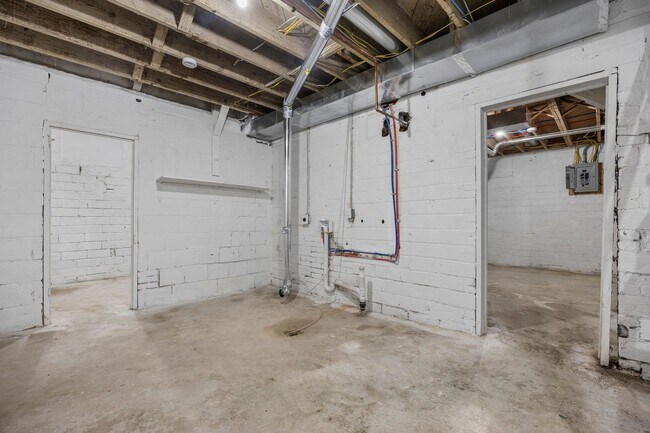 Building Photo - 3 Bedroom 1 Bathroom House