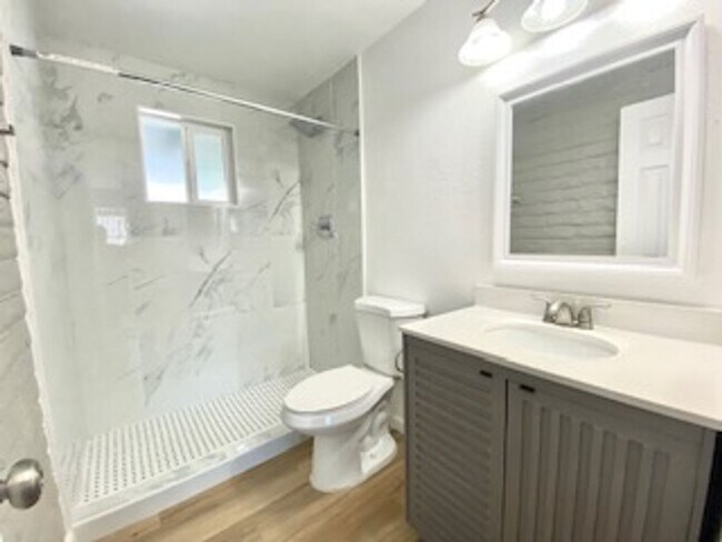 Building Photo - 4 bed 3, bath with connected guest house