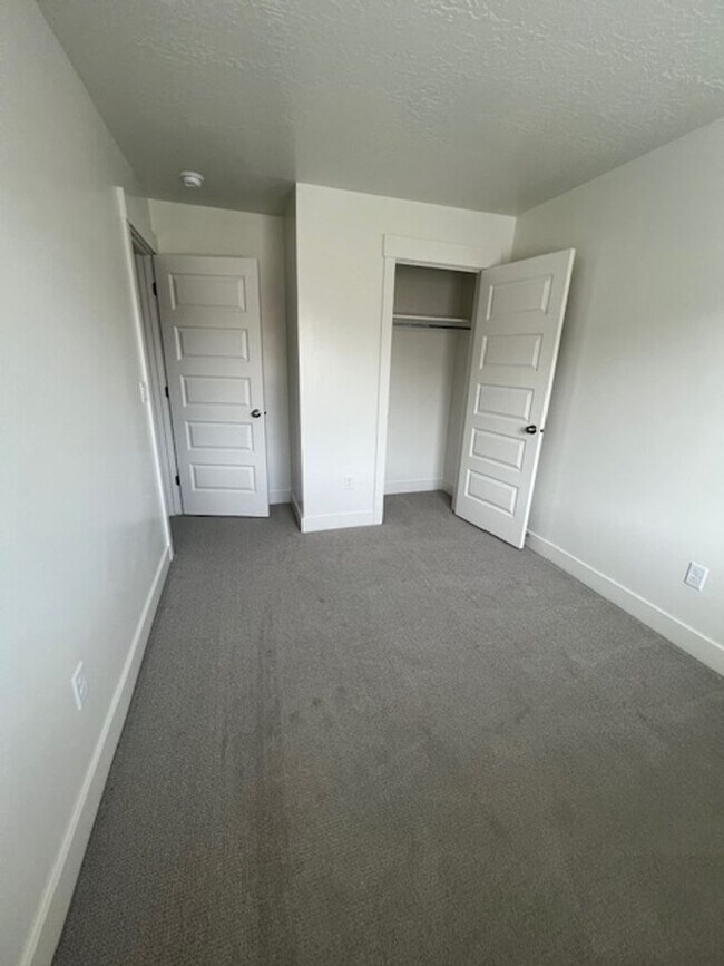 Building Photo - SPACIOUS HOME FOR RENT!