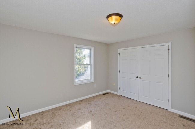 Building Photo - Newly Renovated Duplex Style Units | All New Appliances + Off Street Parking * 2 UNITS AVAILABLE *