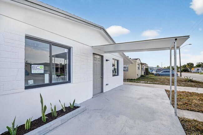 Building Photo - 917 W 2nd St