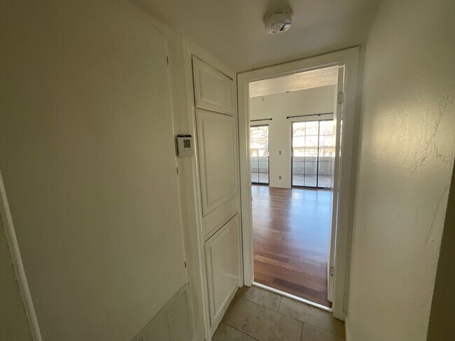Building Photo - Newly renovated 2Bedroom 2 Bath Condo