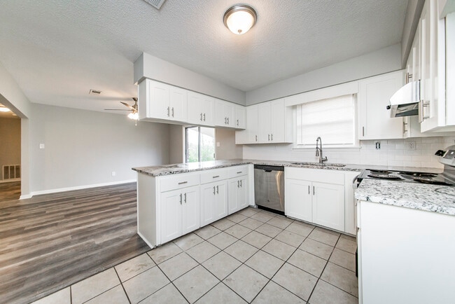 Building Photo - 17 Chalet St